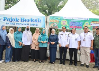 Ketua TP-PKK Provinsi Jambi Hesti Haris bersama jajaran dan mitra berfoto usai membuka kegiatan Pojok Berkah dan Gerakan Pangan Murah di Halaman Kantor TP-PKK Provinsi Jambi, Rabu (15/4/2026). (Dok. Stepanus)