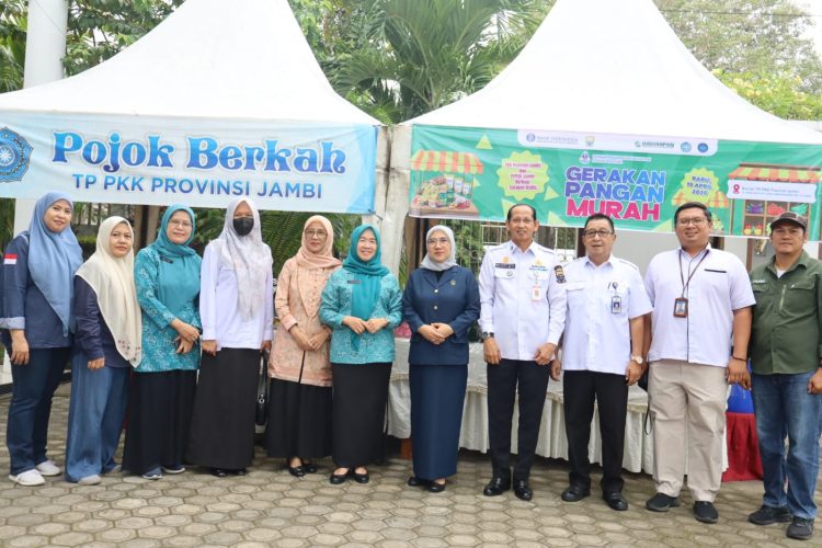 Ketua TP-PKK Provinsi Jambi Hesti Haris bersama jajaran dan mitra berfoto usai membuka kegiatan Pojok Berkah dan Gerakan Pangan Murah di Halaman Kantor TP-PKK Provinsi Jambi, Rabu (15/4/2026). (Dok. Stepanus)