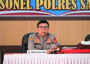 Wakapolda Jambi Brigjen Pol. B. Ali memberikan arahan kepada jajaran Polres Sarolangun saat kunjungan kerja di Mapolres Sarolangun, Rabu (15/4/2026) (Dok. Humas)