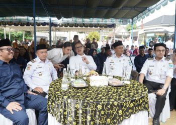 Gubernur Jambi Al Haris mendampingi Wakil Menteri Dalam Negeri Bima Arya Sugiarto saat meninjau program Kampung Bahagia di Kelurahan Kenali Asam, Kota Jambi, Rabu (15/4/2026). (Dok Erit)