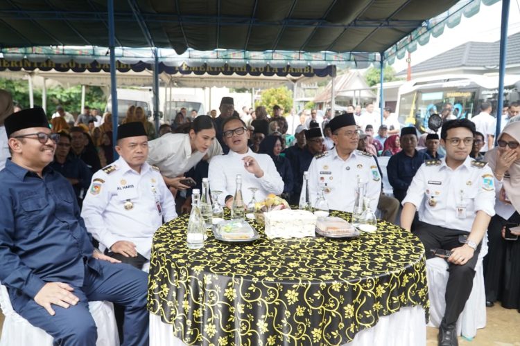 Gubernur Jambi Al Haris mendampingi Wakil Menteri Dalam Negeri Bima Arya Sugiarto saat meninjau program Kampung Bahagia di Kelurahan Kenali Asam, Kota Jambi, Rabu (15/4/2026). (Dok Erit)