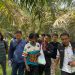 Petugas kepolisian bersama warga mengevakuasi seorang anggota Suku Anak Dalam (SAD) yang sebelumnya dilaporkan hilang usai bentrokan di kawasan PT Sari Aditya Loka (SAL), (Dok. Humas)