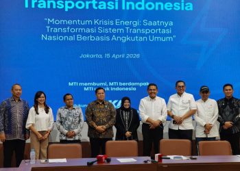 Sejumlah pengurus dan narasumber Masyarakat Transportasi Indonesia (MTI) berfoto bersama usai konferensi pers di Commuter Hall Stasiun Juanda, Jakarta Pusat, Rabu (15/4/2026) (Dok. Humas)