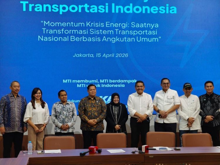 Sejumlah pengurus dan narasumber Masyarakat Transportasi Indonesia (MTI) berfoto bersama usai konferensi pers di Commuter Hall Stasiun Juanda, Jakarta Pusat, Rabu (15/4/2026) (Dok. Humas)