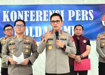 Kapolda Jambi Irjen Pol Krisno H. Siregar memberikan keterangan kepada wartawan saat konferensi pers di Mapolda Jambi, Kamis (16/4/2026),(Dok. Nahar)