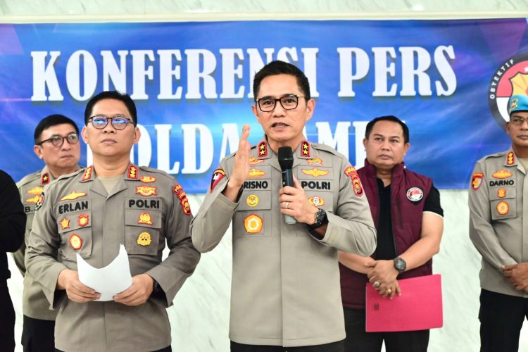 Kapolda Jambi Irjen Pol Krisno H. Siregar memberikan keterangan kepada wartawan saat konferensi pers di Mapolda Jambi, Kamis (16/4/2026),(Dok. Nahar)