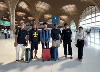 Tiga warga Jambi korban penipuan daring (online scam) di Kamboja saat tiba di bandara sebelum dipulangkan ke daerah asal. (Dok. Humas)