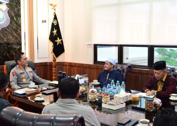 Kapolda Jambi Irjen Pol. Krisno H. Siregar menerima kunjungan pimpinan Pondok Pesantren Darul Arifin di ruang kerjanya, Kamis (16/4/2026) (Dok. Humas)