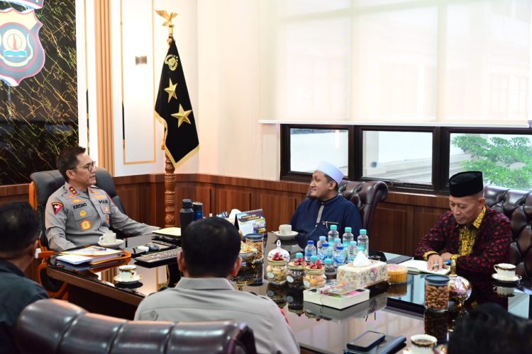 Kapolda Jambi Irjen Pol. Krisno H. Siregar menerima kunjungan pimpinan Pondok Pesantren Darul Arifin di ruang kerjanya, Kamis (16/4/2026) (Dok. Humas)