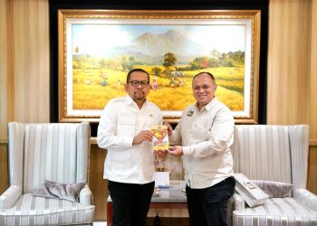 Ketua Umum IJTI Herik Kurniawan (kanan) menyerahkan cendera mata kepada Kepala Kantor Staf Presiden M. Qodari usai audiensi di Kantor KSP, Jakarta, Kamis (16/4/2026) (Dok. Adrian)