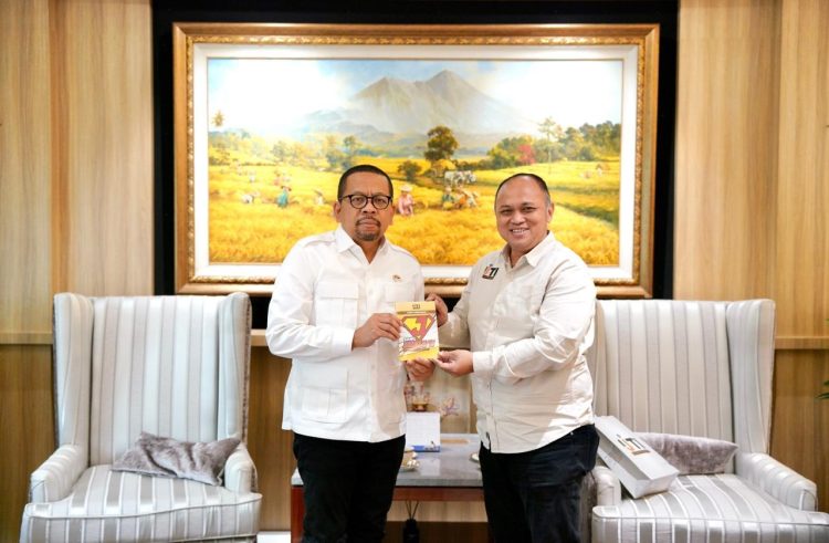 Ketua Umum IJTI Herik Kurniawan (kanan) menyerahkan cendera mata kepada Kepala Kantor Staf Presiden M. Qodari usai audiensi di Kantor KSP, Jakarta, Kamis (16/4/2026) (Dok. Adrian)
