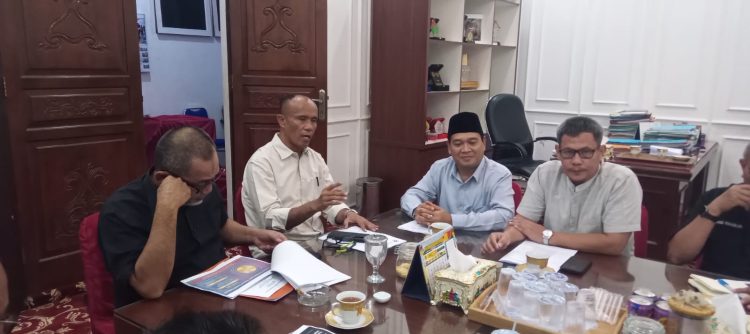 Pengurus KONI Provinsi Jambi melakukan audiensi dengan perwakilan PetroChina International Jabung Ltd di rumah dinas Sekda Provinsi Jambi, Kamis (16/4/2026) (Dok. Daus)
