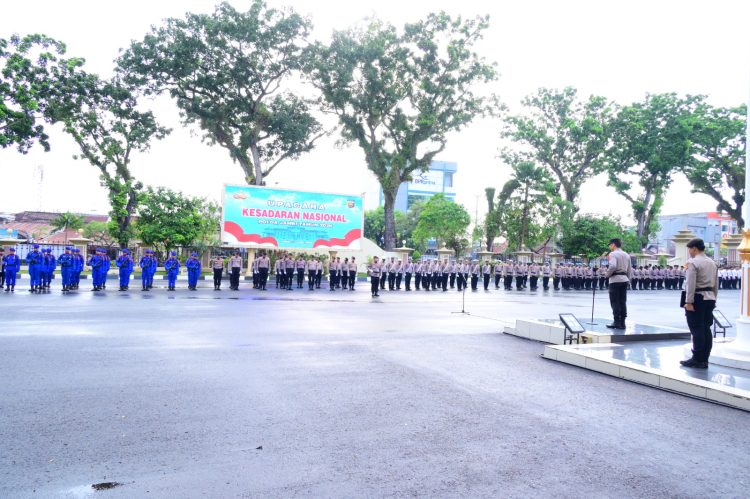 Personel Polda Jambi mengikuti Upacara Kesadaran Nasional di Lapangan Hitam Mapolda Jambi, Jumat (17/4/2026), yang dipimpin Kapolda Jambi Irjen Pol. Krisno H. Siregar. (Dok. Nahar)