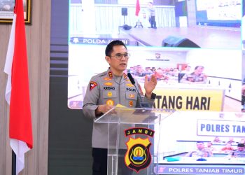 Kapolda Jambi Irjen Pol. Krisno H. Siregar memberikan arahan saat pembukaan taklimat awal Audit Kinerja Itwasda Tahap I Tahun Anggaran 2026 di Aula Gedung Siginjai Mapolda Jambi, Jumat (17/4/2026). (Dok.Humas)
