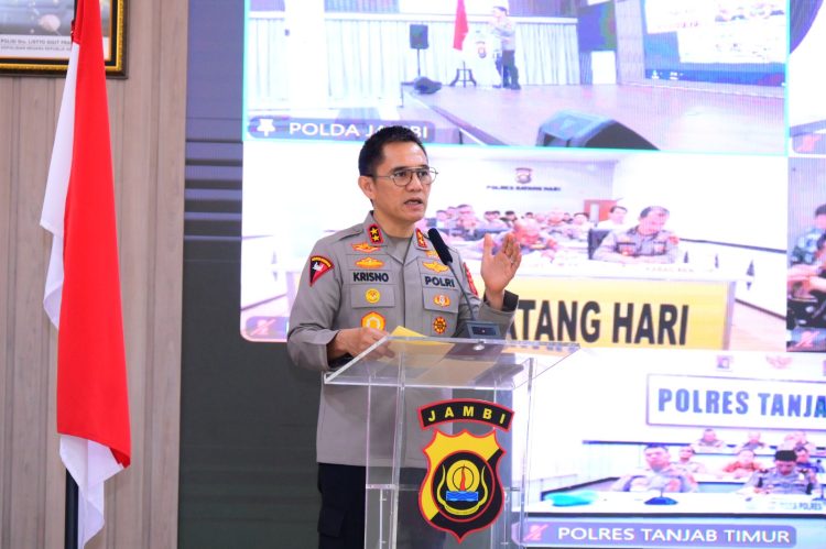 Kapolda Jambi Irjen Pol. Krisno H. Siregar memberikan arahan saat pembukaan taklimat awal Audit Kinerja Itwasda Tahap I Tahun Anggaran 2026 di Aula Gedung Siginjai Mapolda Jambi, Jumat (17/4/2026). (Dok.Humas)