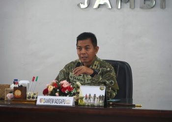 Danrem 042/Gapu Brigjen TNI Nyamin memimpin rapat koordinasi lintas sektoral kesiapsiagaan penanggulangan kebakaran hutan dan lahan (karhutla) Tahun 2026 di Korem 042/Gapu, Jambi, Jumat (17/4/2026). (Dok. Nahar)