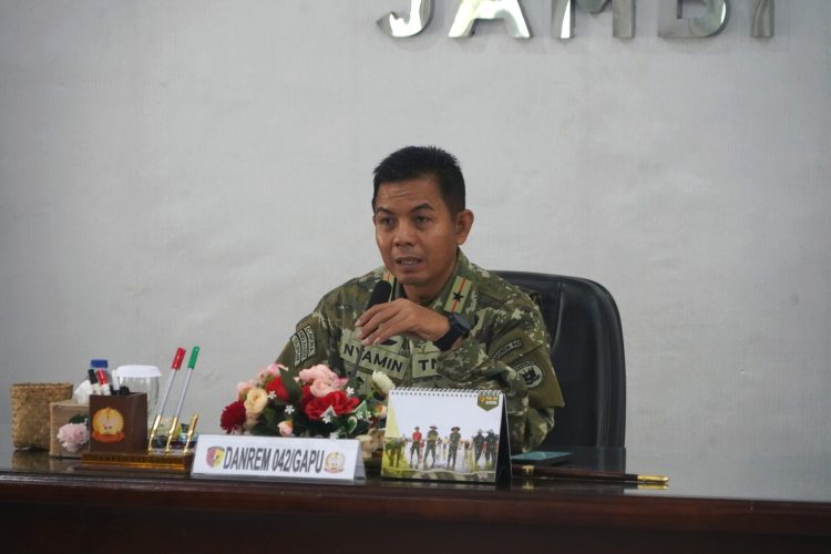 Danrem 042/Gapu Brigjen TNI Nyamin memimpin rapat koordinasi lintas sektoral kesiapsiagaan penanggulangan kebakaran hutan dan lahan (karhutla) Tahun 2026 di Korem 042/Gapu, Jambi, Jumat (17/4/2026). (Dok. Nahar)