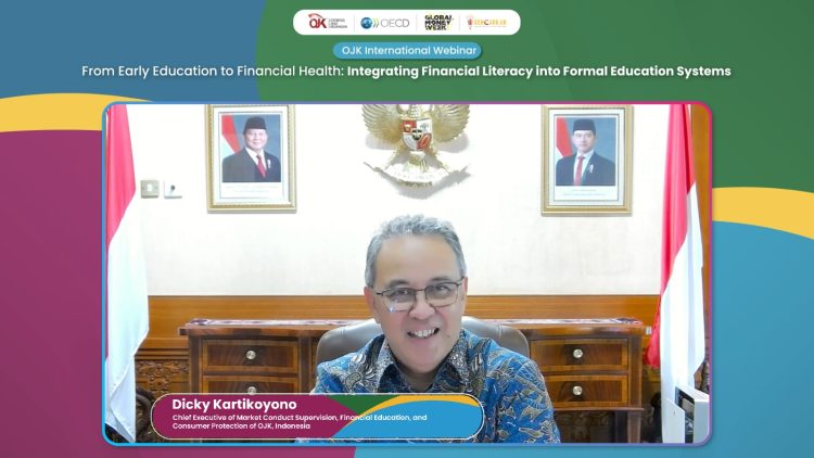 Kepala Eksekutif OJK Dicky Kartikoyono menyampaikan paparan dalam OJK International Webinar yang digelar secara virtual dalam rangka Global Money Week 2026 (Dok. Humas OJK Jambi)