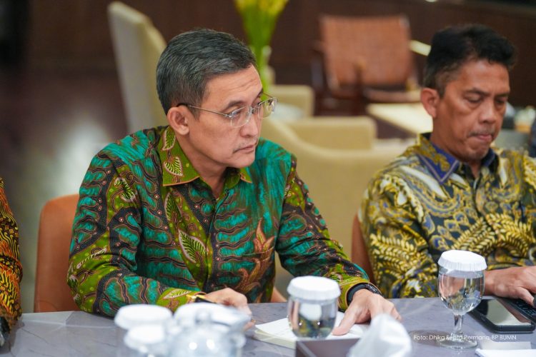 Sejumlah pejabat BUMN mengikuti rapat koordinasi terkait penguatan tata kelola dan restrukturisasi BUMN Karya di Jakarta, Kamis (16/4/2026). (Dok. Humas HK)