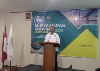 Ketua Umum KONI Provinsi Jambi, Mat Sanusi, menyampaikan sambutan saat Musyawarah Provinsi (Musprov) Perpani Jambi 2026 di Hotel Infinity Jambi, Sabtu (18/4).(Dok. Nahar)