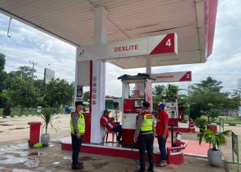 Anggota kepolisian melakukan pengecekan di salah satu SPBU di wilayah Jambi, Sabtu (18/4/2026). (Dok. Nahar)