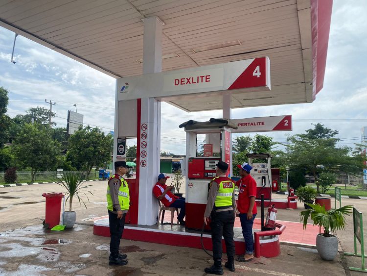 Anggota kepolisian melakukan pengecekan di salah satu SPBU di wilayah Jambi, Sabtu (18/4/2026). (Dok. Nahar)