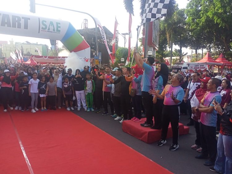 Wali Kota Blitar Syauqul Muhibbin membuka kegiatan car free day dalam rangka HUT ke-120 Kota Blitar, Minggu (19/4/2026). (Dok. Kominfo)