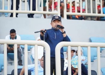 Gubernur Jambi Al Haris memberikan sambutan saat penutupan Liga 4 Regional Jambi di Stadion Swarna Bhumi, Pijoan, Kabupaten Muaro Jambi, Minggu (19/4/2026) (Dok. Erit)
