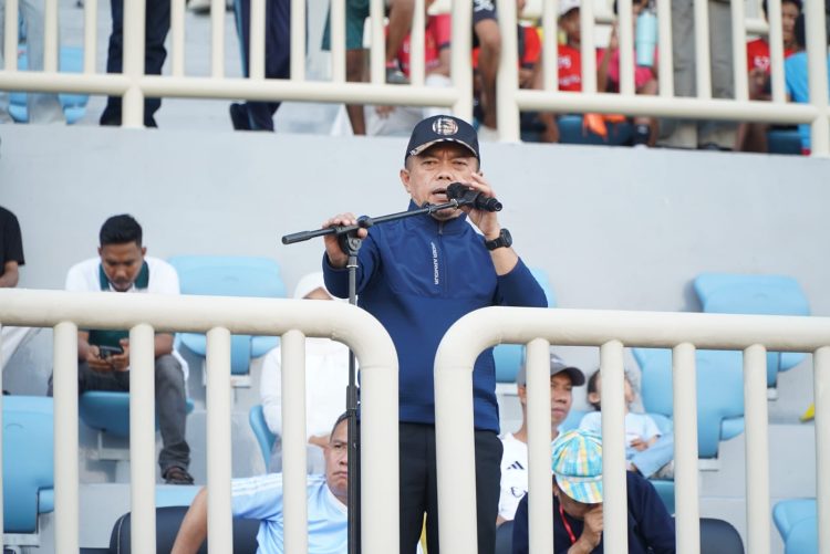 Gubernur Jambi Al Haris memberikan sambutan saat penutupan Liga 4 Regional Jambi di Stadion Swarna Bhumi, Pijoan, Kabupaten Muaro Jambi, Minggu (19/4/2026) (Dok. Erit)