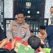 Kapolsek Pauh IPTU Hans Simangunsong membagikan bantuan kepada masyarakat saat pelaksanaan program Jumat Barokah di Masjid Al-Kautsar, Kelurahan Pauh, Kabupaten Sarolangun, Jumat (17/4/2026). (Dok. Humas)