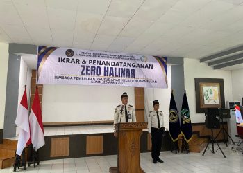 Kepala LPKA Muara Bulian memimpin pembacaan ikrar dan penandatanganan komitmen Zero Halinar yang diikuti seluruh petugas di lingkungan LPKA Kelas II Muara Bulian, Senin (20/4/2026). (Dok. Humas)