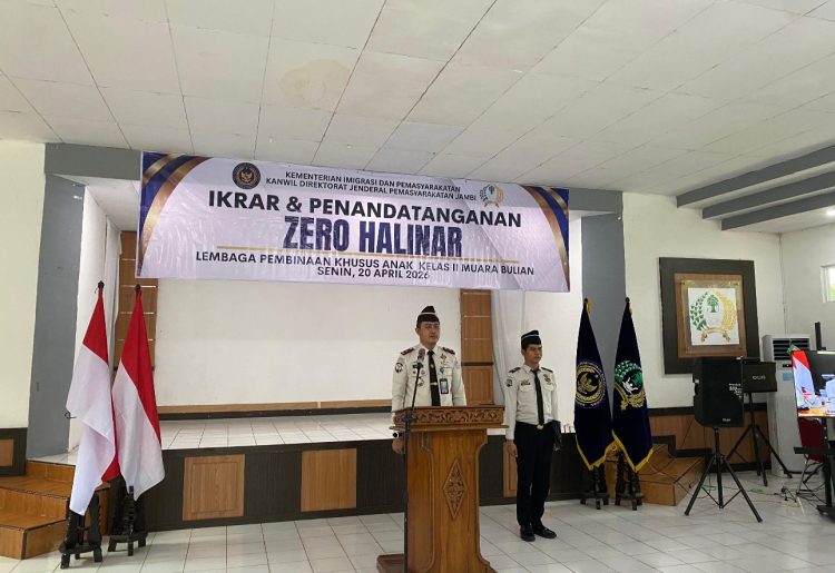 Kepala LPKA Muara Bulian memimpin pembacaan ikrar dan penandatanganan komitmen Zero Halinar yang diikuti seluruh petugas di lingkungan LPKA Kelas II Muara Bulian, Senin (20/4/2026). (Dok. Humas)
