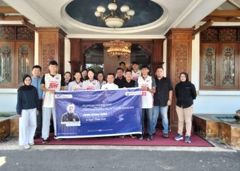 Gubernur Jambi Al Haris (tengah) berfoto bersama tim basket pelajar Jambi usai pelepasan peserta First Team Training Camp DBL Champion Jambi Independent di Pendopo Agung Rumah Dinas Gubernur Jambi, Senin (20/4/2026). (Dok. Stepanus)