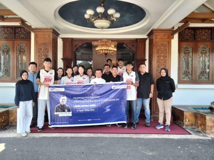 Gubernur Jambi Al Haris (tengah) berfoto bersama tim basket pelajar Jambi usai pelepasan peserta First Team Training Camp DBL Champion Jambi Independent di Pendopo Agung Rumah Dinas Gubernur Jambi, Senin (20/4/2026). (Dok. Stepanus)