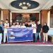 Gubernur Jambi Al Haris (tengah) berfoto bersama tim basket pelajar Jambi usai pelepasan peserta First Team Training Camp DBL Champion Jambi Independent di Pendopo Agung Rumah Dinas Gubernur Jambi, Senin (20/4/2026). (Dok. Stepanus)