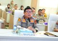 Wakapolda Jambi Brigjen Pol. B. Ali memimpin pelatihan public speaking bagi personel SPKT yang bertugas pada layanan Call Center 110 di ruang vicon Polda Jambi, Senin (20/4/2026). (Dok. Humas)