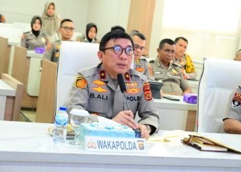 Wakapolda Jambi Brigjen Pol. B. Ali memimpin pelatihan public speaking bagi personel SPKT yang bertugas pada layanan Call Center 110 di ruang vicon Polda Jambi, Senin (20/4/2026). (Dok. Humas)