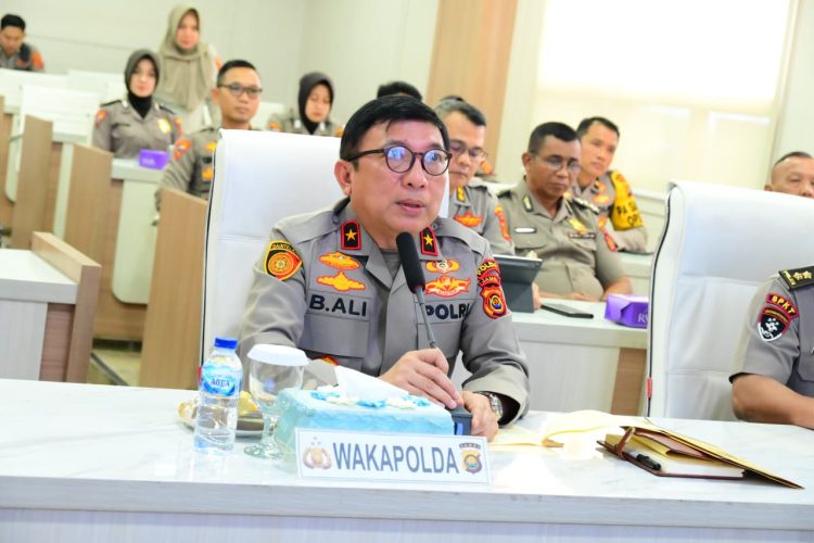 Wakapolda Jambi Brigjen Pol. B. Ali memimpin pelatihan public speaking bagi personel SPKT yang bertugas pada layanan Call Center 110 di ruang vicon Polda Jambi, Senin (20/4/2026). (Dok. Humas)
