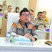 Wakapolda Jambi Brigjen Pol. B. Ali memimpin pelatihan public speaking bagi personel SPKT yang bertugas pada layanan Call Center 110 di ruang vicon Polda Jambi, Senin (20/4/2026). (Dok. Humas)