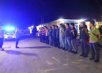 Personel Polres Tanjung Jabung Timur mengikuti apel malam siaga sebelum melaksanakan patroli blue light di sejumlah titik keramaian, Minggu (19/4/2026). Daus)