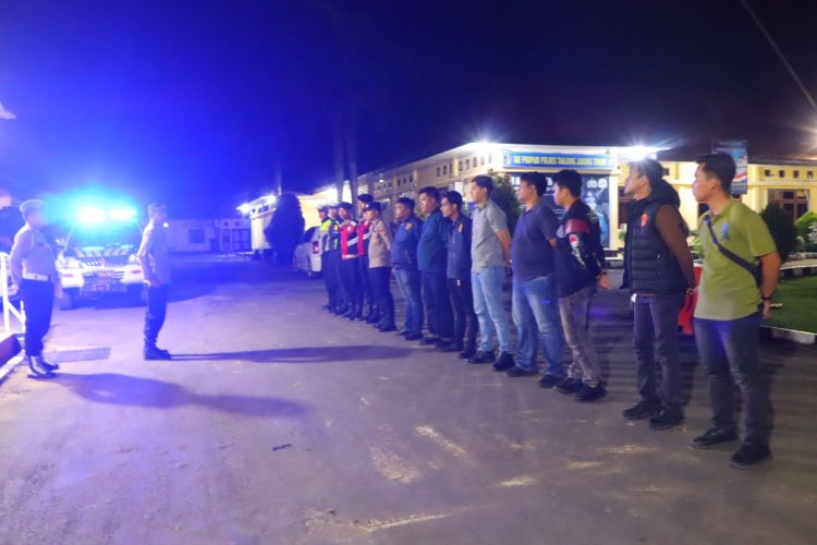 Personel Polres Tanjung Jabung Timur mengikuti apel malam siaga sebelum melaksanakan patroli blue light di sejumlah titik keramaian, Minggu (19/4/2026). Daus)