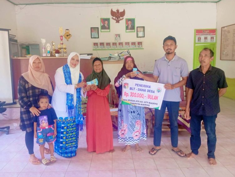 Pemerintah Desa Selagan Jaya menyalurkan BLT-DD, Sabtu (11/4/2026). (Foto:Dede)