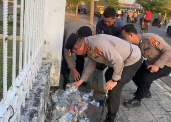 Kapolresta Bengkulu, Rahmad Hidayat pimpin aksi bersih-bersih di sekitar Gedung DPRD Provinsi Bengkulu usai unjuk rasa. (Foto:Yl)