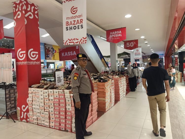 Ditpamobvit Polda Bengkulu patroli di Bencoolen Mall, Sabtu (11/4/2026). (Foto:Yola)