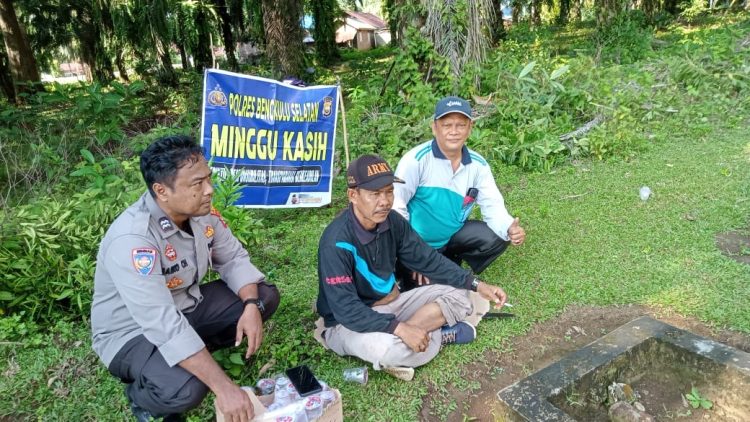 Program Minggu Kasih Polsek Pino, di pimpin Kapolsek, Yosep Hendratno R, Minggu (12/4/2026). (Foto:yola)
