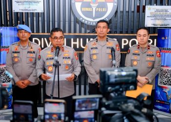 Kepala Divisi Humas Polri Irjen Pol. Johnny Eddizon Isir memberikan keterangan kepada awak media di Lobby Divisi Humas Polri, Jakarta, Selasa (7/4/2026). (Dok. Humas Polri)
