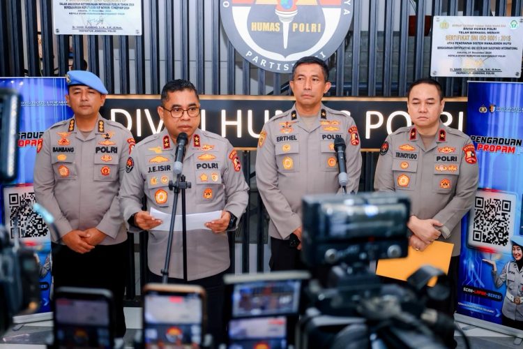 Kepala Divisi Humas Polri Irjen Pol. Johnny Eddizon Isir memberikan keterangan kepada awak media di Lobby Divisi Humas Polri, Jakarta, Selasa (7/4/2026). (Dok. Humas Polri)