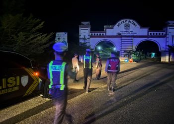 Personel Samapta Seluma bersama piket fungsi menyisir Alun-alun Tais, Taman Patung Kuda, dan Simpang 6. (Foto:yola)