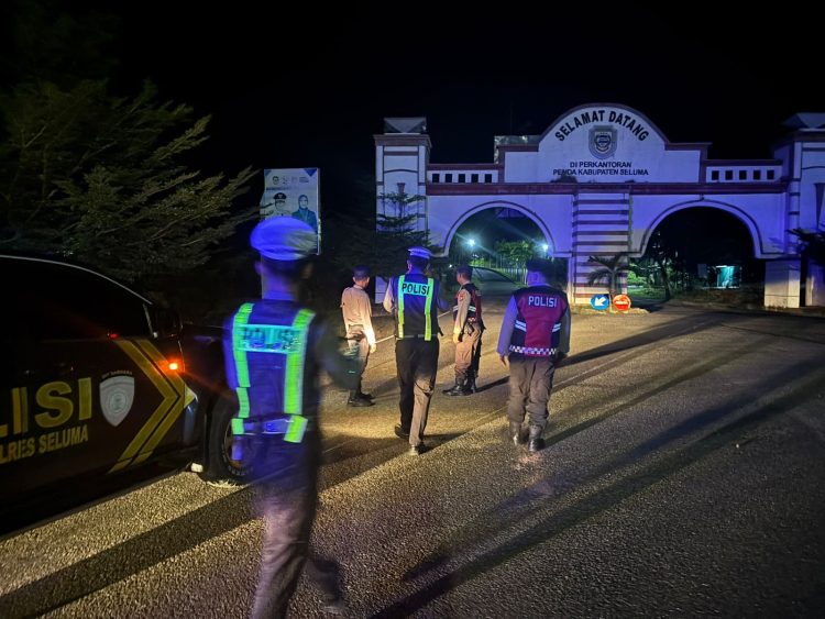 Personel Samapta Seluma bersama piket fungsi menyisir Alun-alun Tais, Taman Patung Kuda, dan Simpang 6. (Foto:yola)