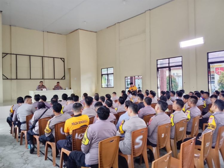 Kapolres Kepahiang memberikan arahan kepada personel untuk menggerakkan masyarakat dalam program ketahanan pangan melalui budidaya jagung. (foto:yola)